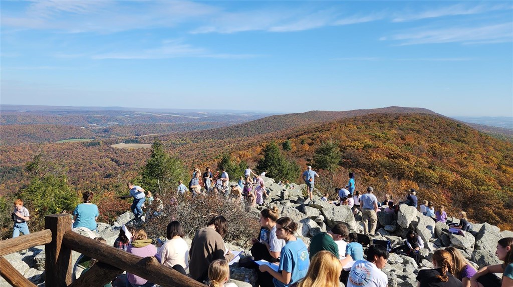 Visitors at North Lookout in October, photo by Laurie Goodrich