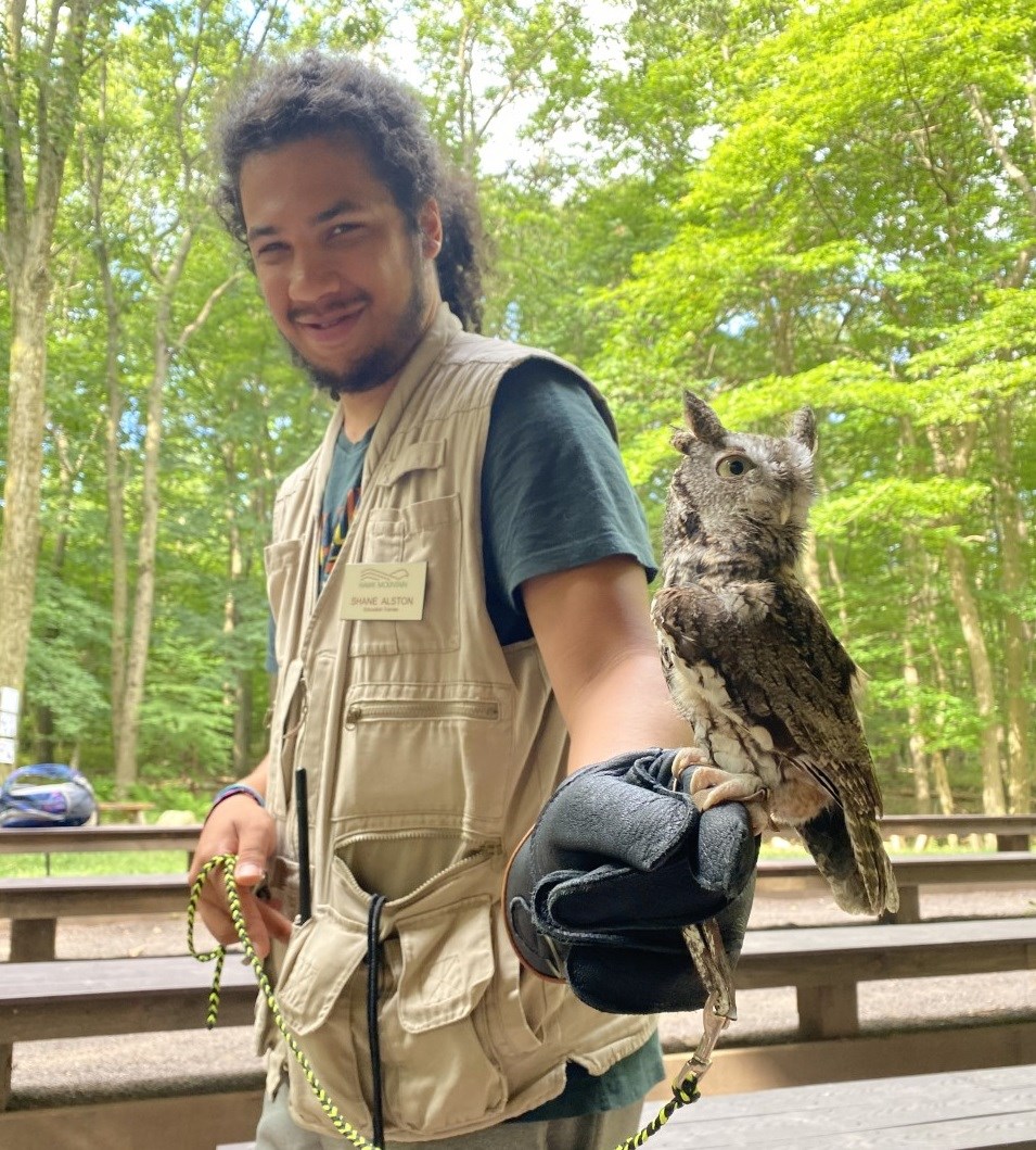 https://www.hawkmountain.org/data/uploads/media/image/trainee-shane-with-screech-owl-in-amphitheater.jpg?w=1024